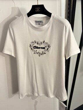 💖🌸CHANEL Heart-shaped wreath style white short-sleeved T-shirt💖🌸